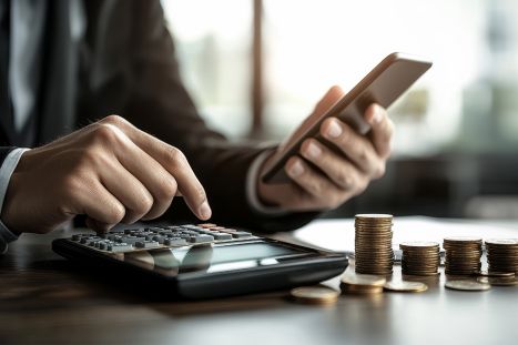 Foto: Mann mit Taschenrechner