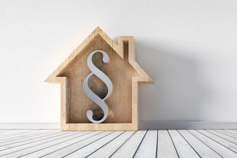 Foto: Häuschen mit Paragraf-Zeichen darin