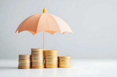 Foto: Schirm mit Münzen darunter