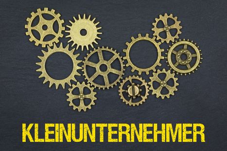 Foto: Zahnräder und Schriftzug Kleinunternehmer
